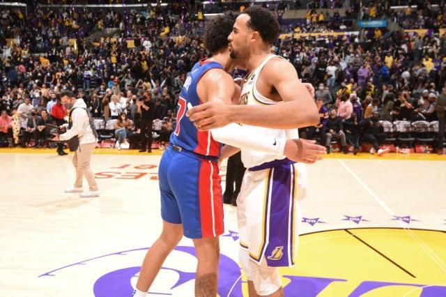 华体会官网-2021篮坛关键词（下）：多队下载全民反诈 詹皇emo了